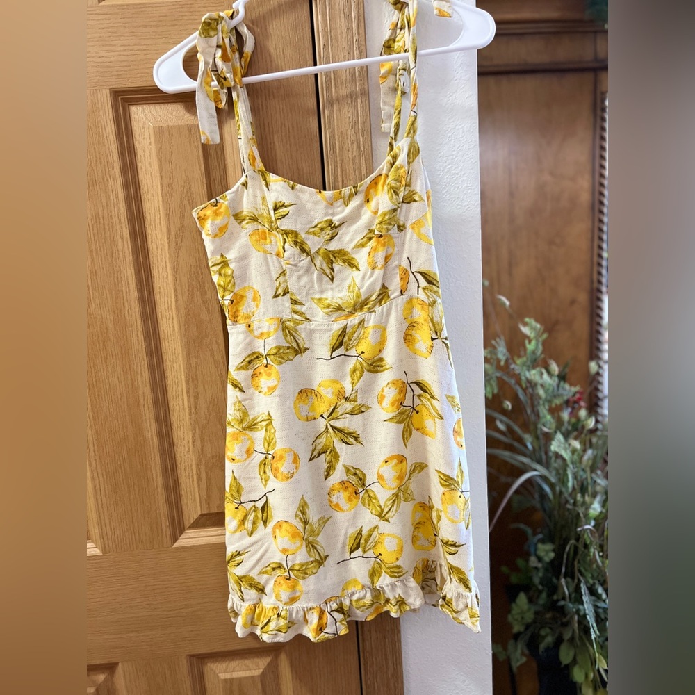 Urban Outfitters Short Linen sundress Size Small With Lemon print - Picture 3 of 11